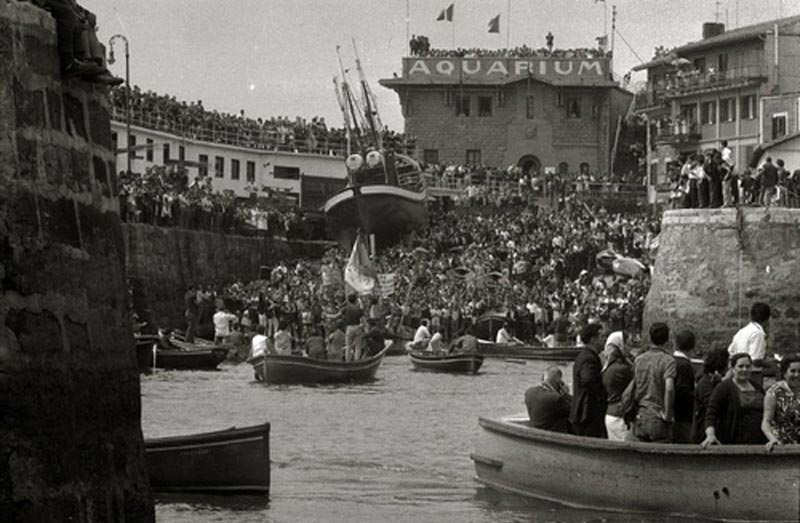 Foto antigua - Puerto repleto de personas para ver las regatas